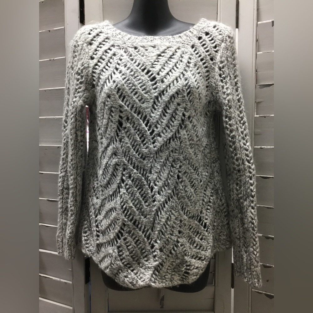 Pretty open knit sweater by Lift size MP